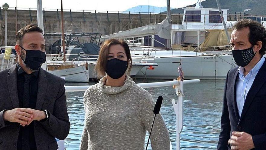 V.l.: Capdeperas Bürgermeister Rafel Fernández, die balearische Ministerpräsidentin Francina Armengol und der balearische Infrastrukturminister Marc Pons am Mittwoch (3.2.) im Hafen von Cala Ratjada