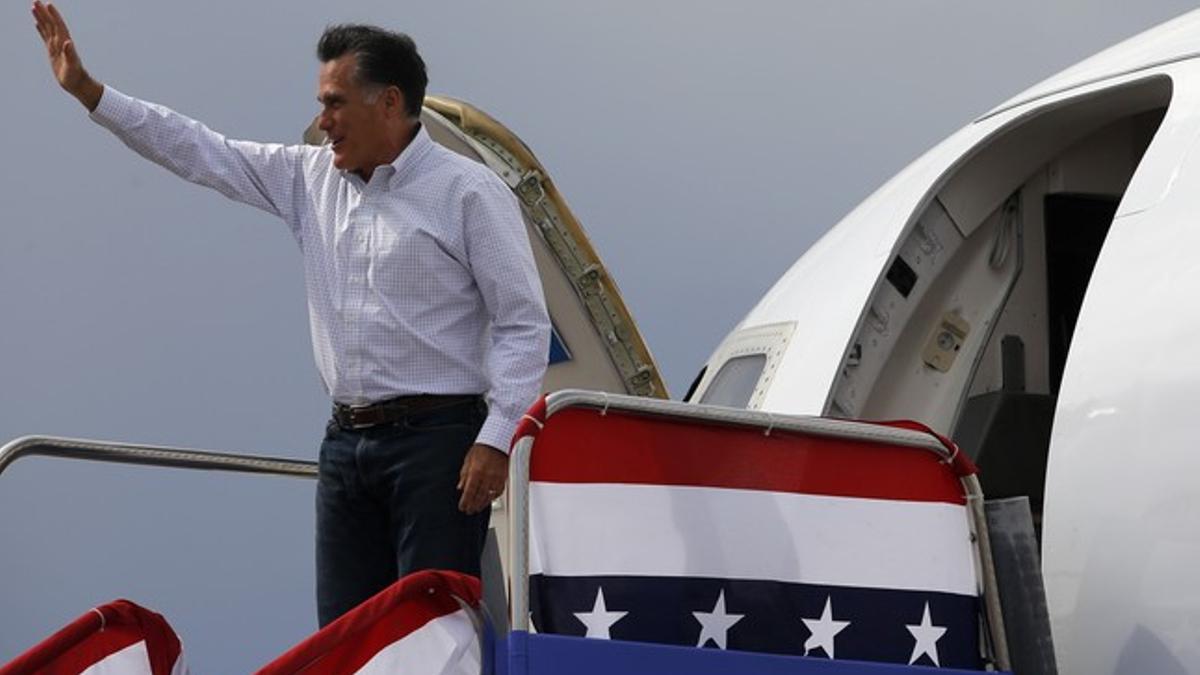 Romney baja del avión en Pueblo (Colorado).