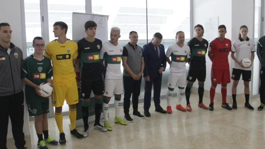 Las nuevas equipaciones con los jugadores como modelos improvisados