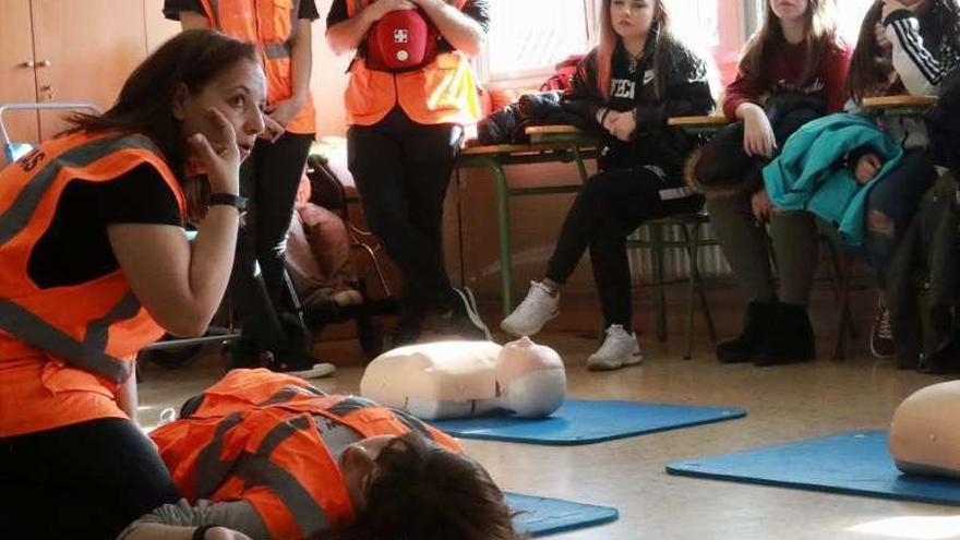 Alumnos de Emergencias Sanitarias del María de Molina enseñan técnicas de reanimación.