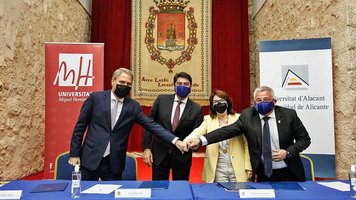 Saludo durante la firma del convenio entre Ayuntamiento y universidades. | INFORMACIÓN