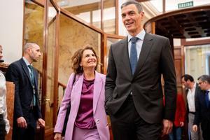 26/03/2026 La vicepresidenta primera y ministra de Hacienda, María Jesús Montero, y el presidente del Gobierno, Pedro Sánchez, a su salida de una sesión plenaria, en el Congreso de los Diputados, a 26 de marzo de 2026, en Madrid (España).