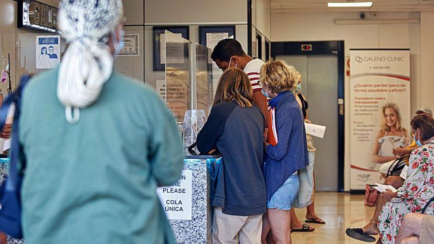 En el interior del centro, turistas esperan a que les llamen para poder realizar la prueba.