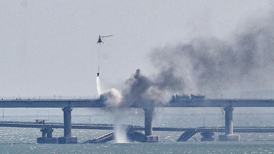 Un helicóptero apagando el fuego en el puente de Crimea.