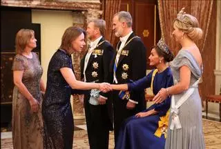La reina Letizia normaliza las dolencias en los pies