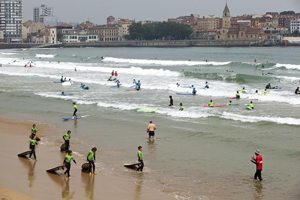 Surferos en la playa de San Lorenzo (Gijón)