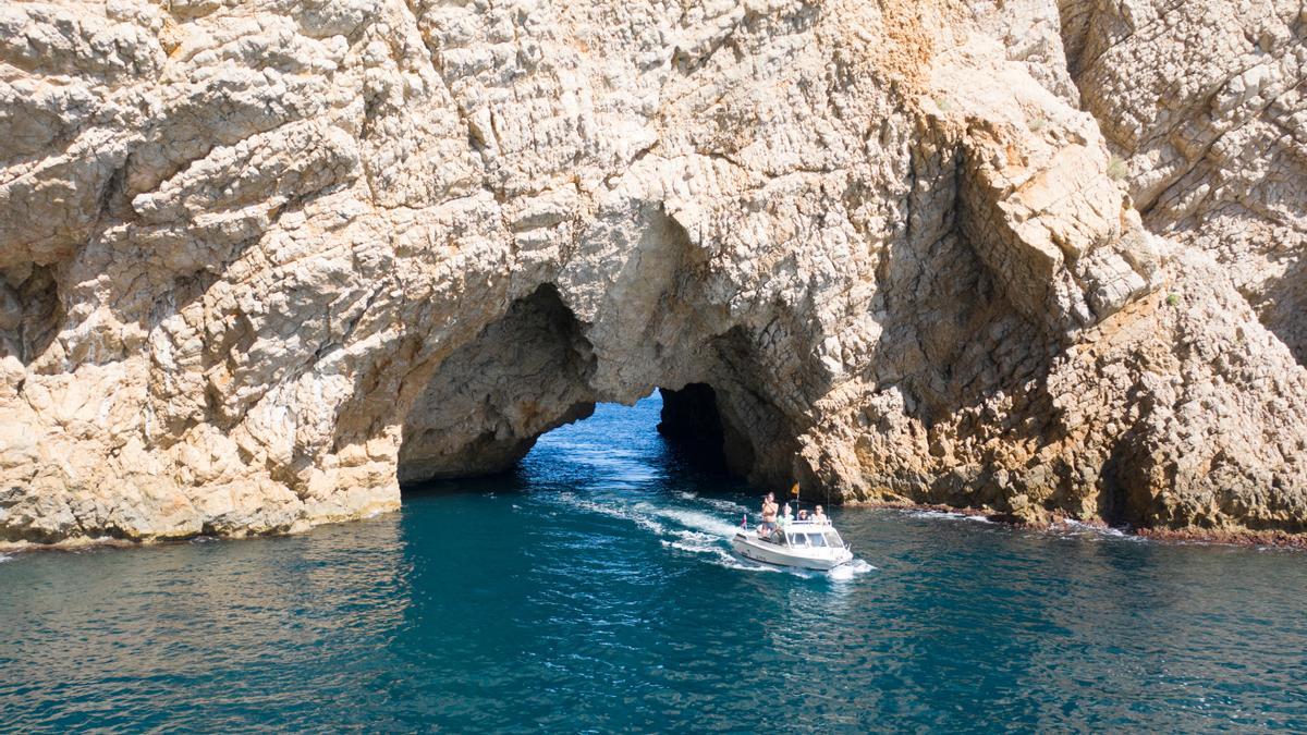 Una embarcació a la zona de la Foradada, al Parc Natural del Montgrí i les Illes Medes.