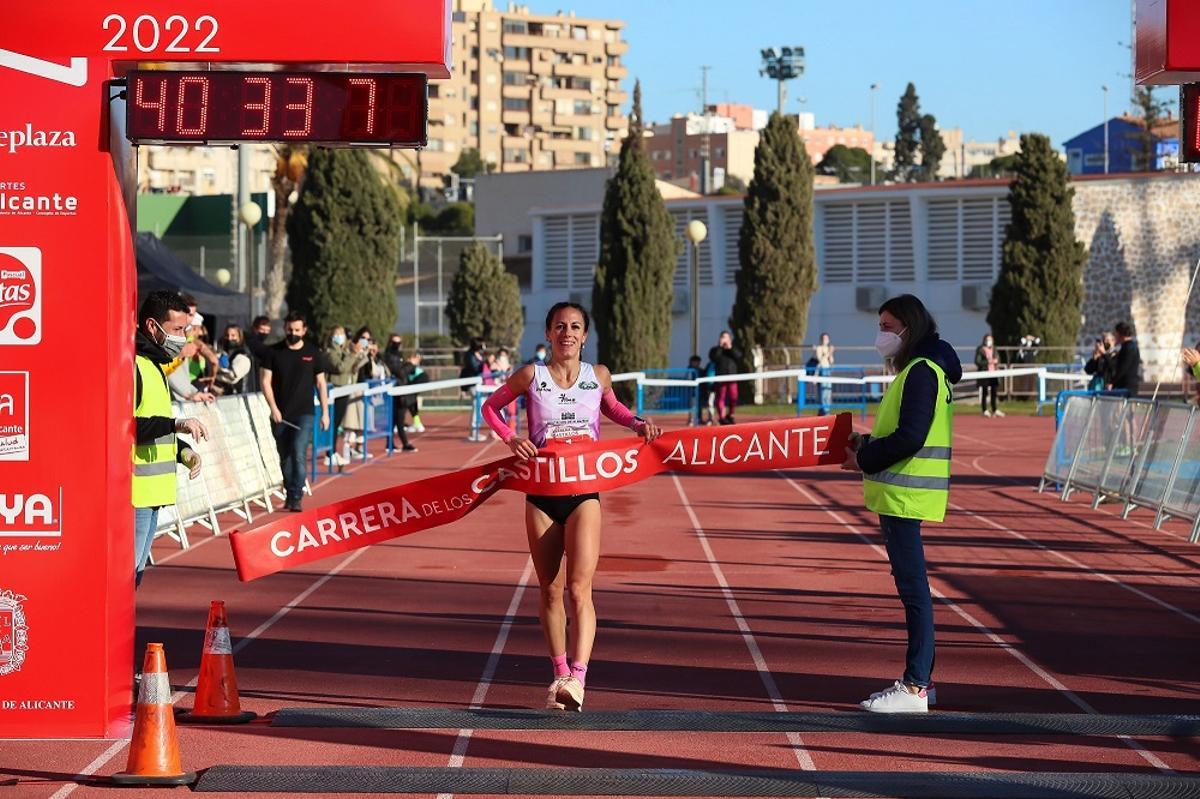 Yesica Mas, ganadora 10K de la Carrera de los Castillos de Alicante.