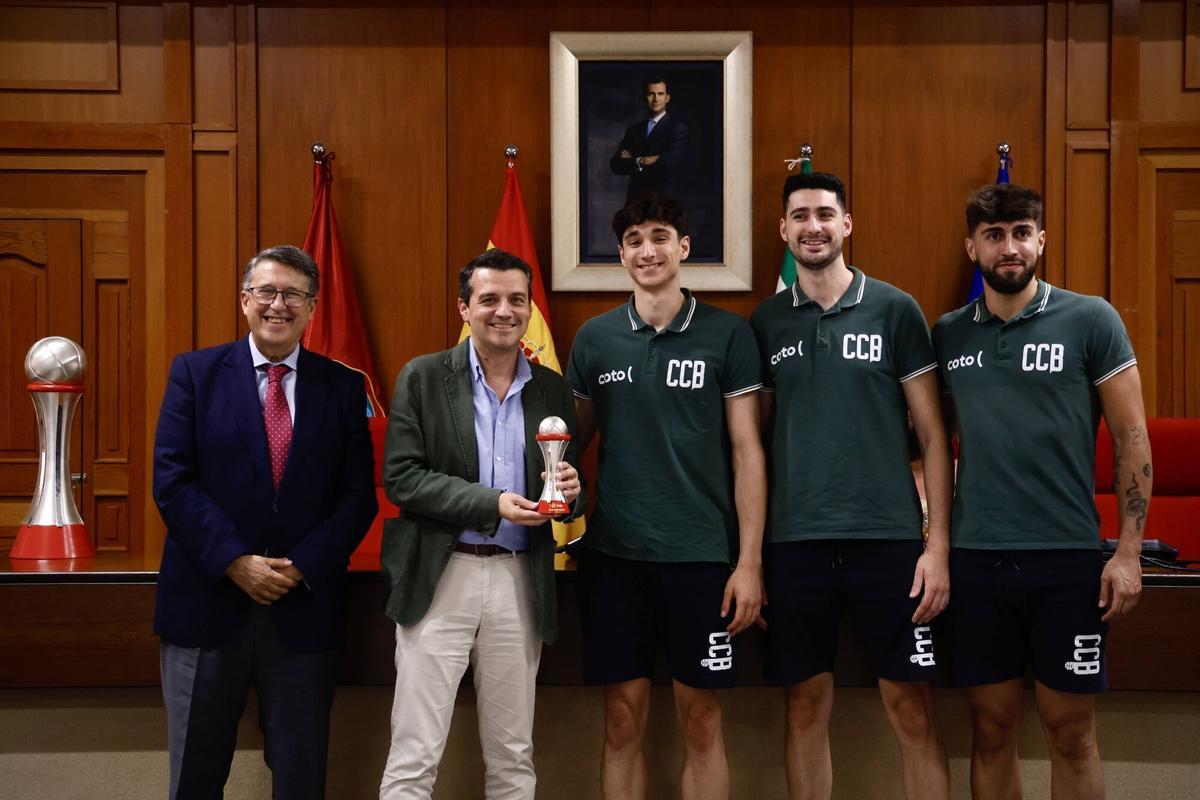 La primera jornada de las visitas institucionales del Coto Córdoba tras el ascenso, en imágenes