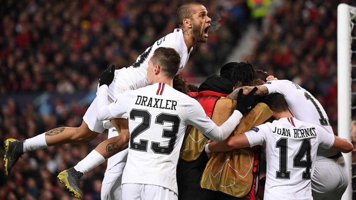 Alves celebra el gol de Mbappé, el 0-2 al United en Old Trafford.