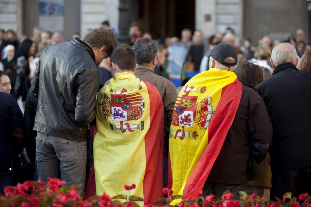 Ambiente en la calle durante la entrada a los premios y concentración antimonarquía