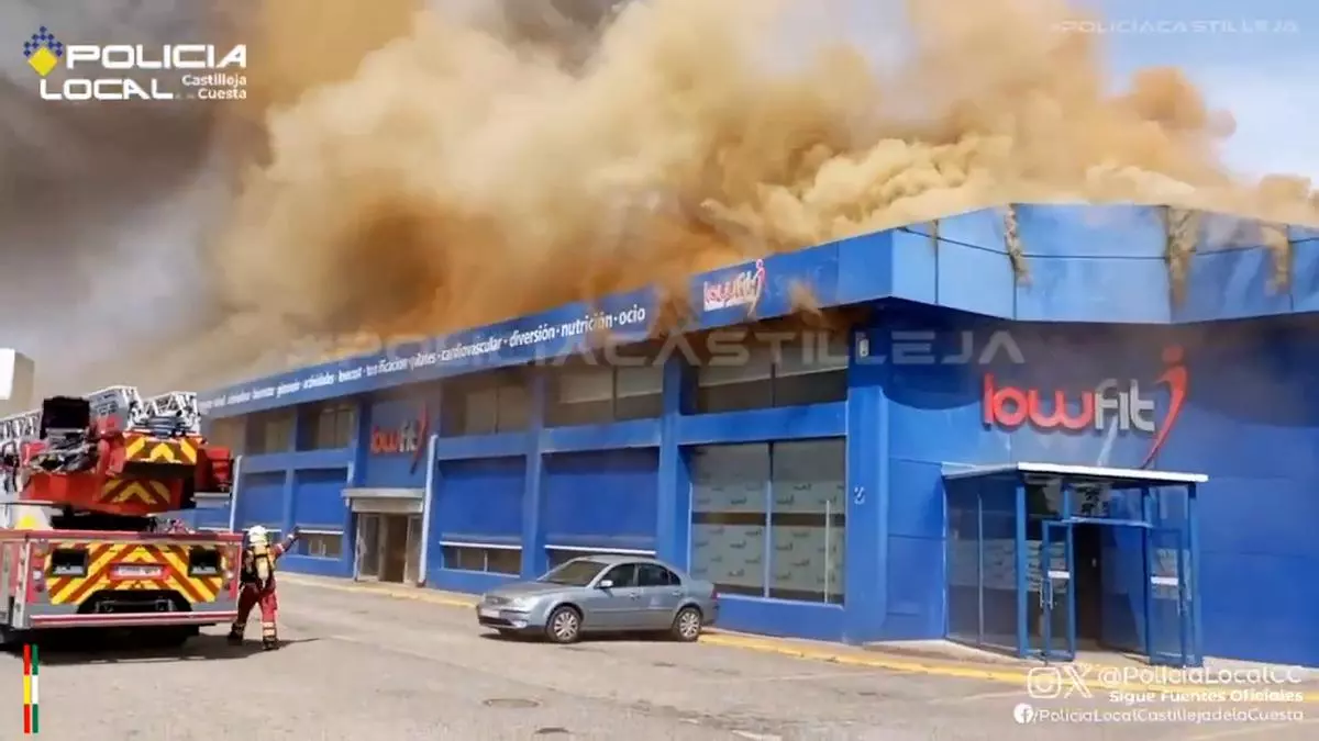 Aparatoso incendio en un gimnasio en Castilleja con cinco parques de bomberos movilizados