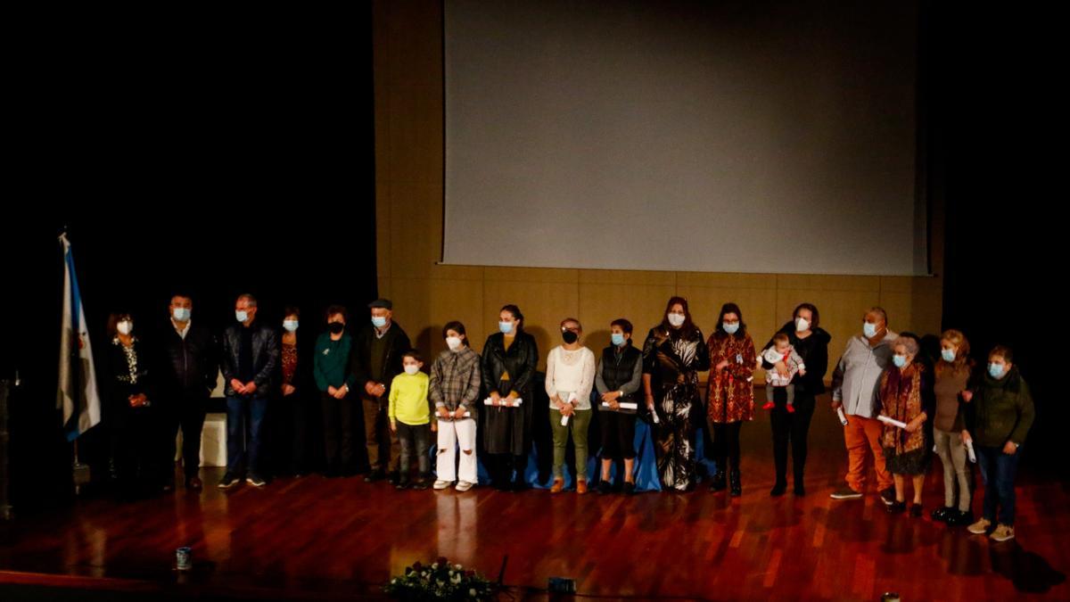 Integrantes de Alecrín, enriba do escenario do Auditorio de Santa Baia de Ribadumia