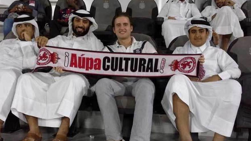 Representantes de la Academia Aspire de Qatar, con una bufanda de la Cultural Leonesa.