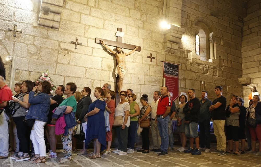 La nueva cita con el santuario de A Franqueira, en A Cañiza, unió ayer a miles de devotos.