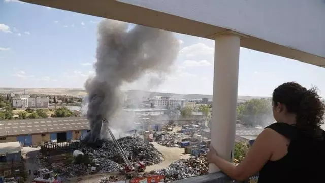Aparatoso incendio en la avenida del Aeropuerto