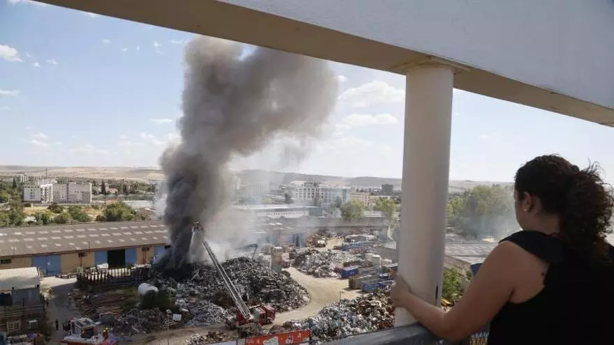 Aparatoso incendio en la avenida del Aeropuerto