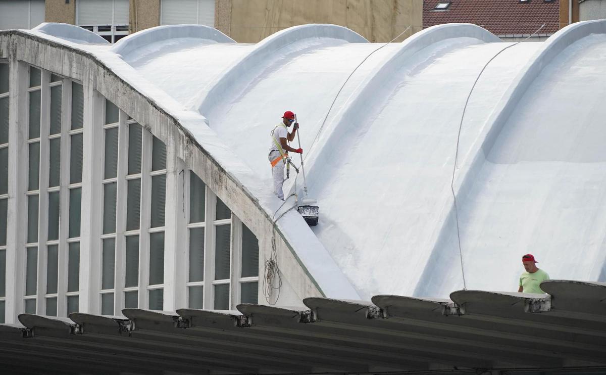 Obra de impermeabilización y pintura en la cubierta de la plaza polesa, en octubre de 2023.