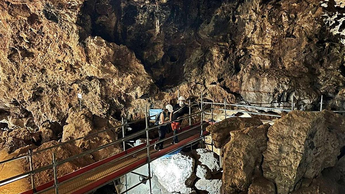 Expertos analizan el interior de la cueva. | AYUNTAMIENTO DE CARTAGENA