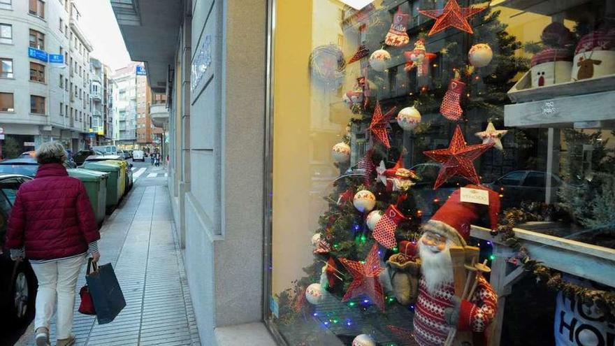 El escaparate de un comercio de Vilagarcía con decoración navideña. // Iñaki Abella