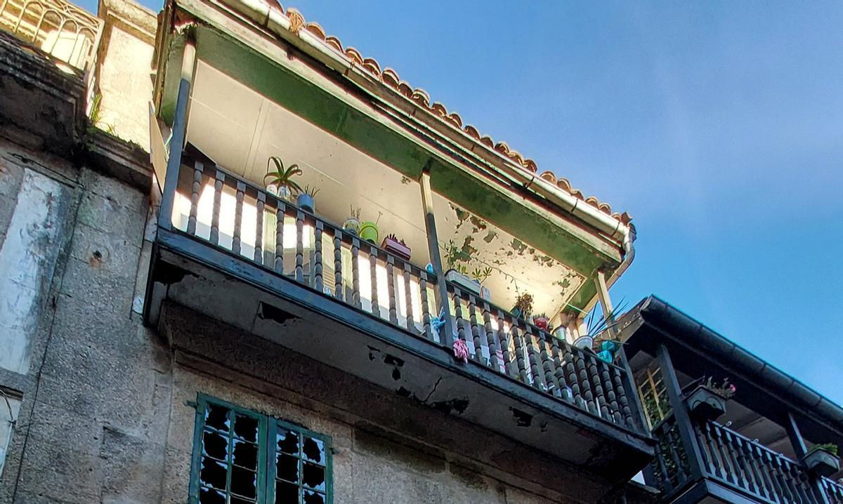 Numerosas macetas hacen equilibrio en el balcón de la casa ocupada por 'El Negro'