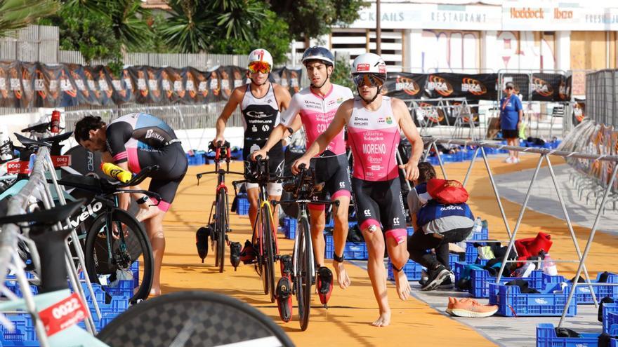 Un grupo de triatletas afronta la transición del sector ciclista al de carrera a pie durante la pasada edición del Ibiza Half Triathlon, en ses Figueretes. | VICENT MARÍ