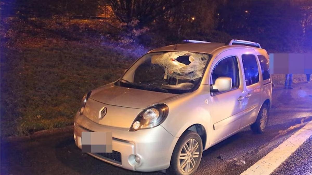 El estado en el que quedó el vehículo de otra víctima mortal en Bélgica de unos gamberros que lanzaron una roca desde un puente