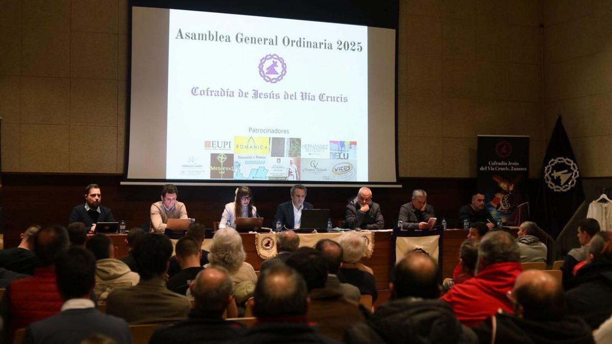 Asamblea general de la Cofradía de Jesús del Vía Crucis celebrada el viernes en el Museo Etnográfico. | ALBA PRIETO
