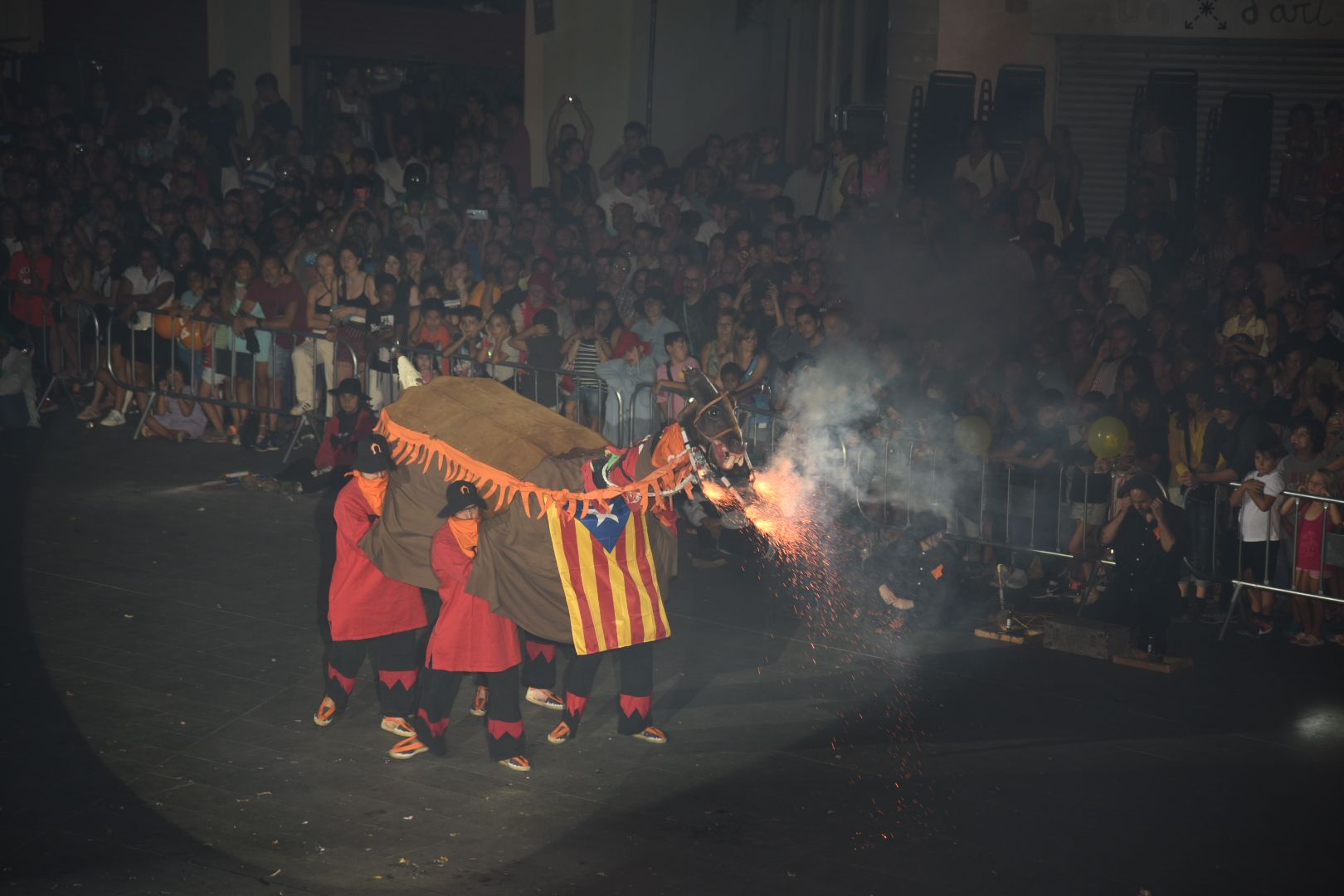 Esclat de gent a la Mostra del Correfoc