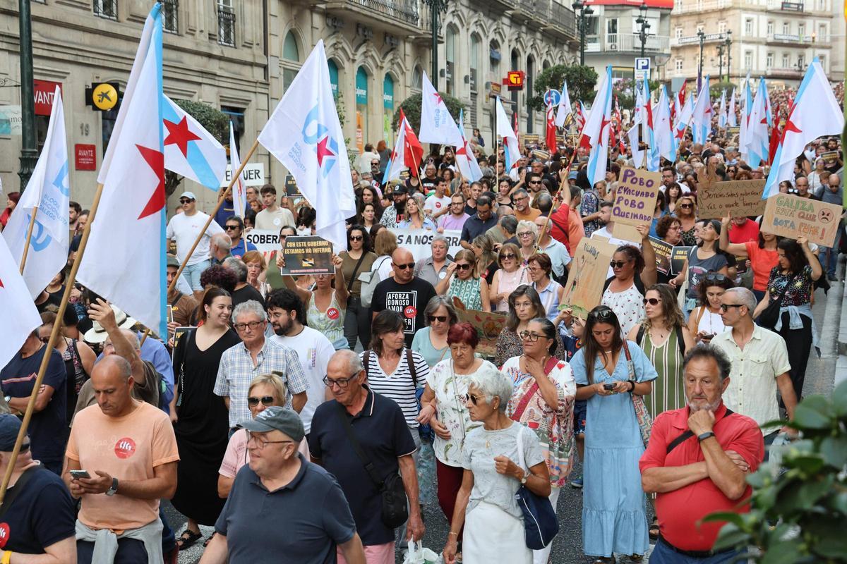 Cientos de personas salen a la calle en Vigo a protestar por la gestión de los incendios... bajo la ceniza