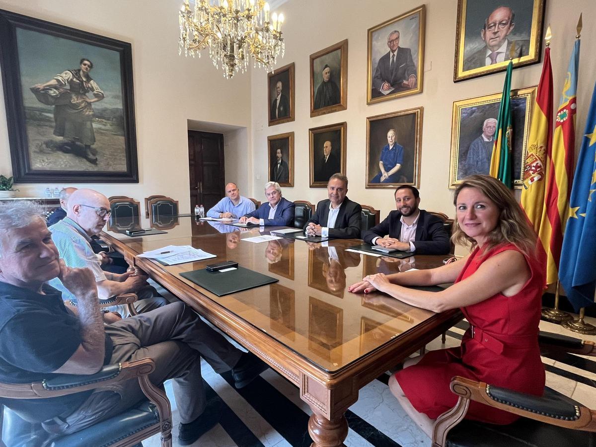 Reunión de la alcaldesa de Castelló con los representantes de Ignis Energía, el concejal de Urbanismo y técnicos municipales.