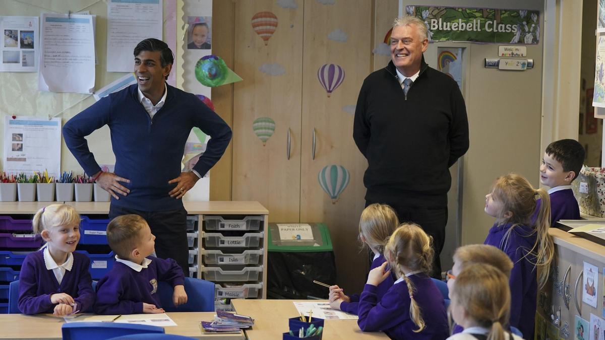 El primer ministre britànic, Rishi Sunak (a l'esquerra), durant una visita a una escola de Londres