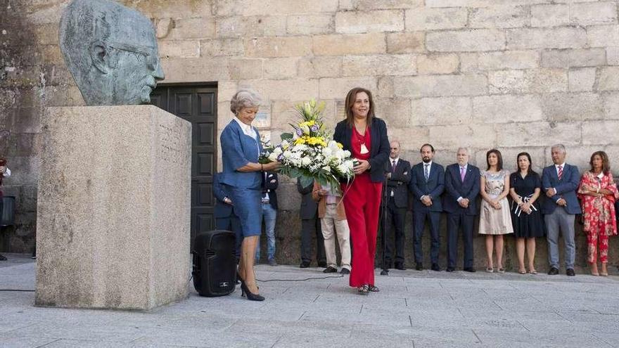 Ofrenda floral al monumento de Celso Emilio Ferreiro durante el acto de entrega del premio.