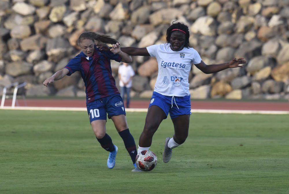 Partido del torneo Egalité de fútbol femenino