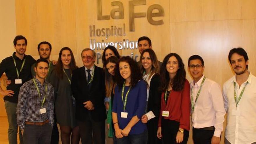 Los organizadores del congreso posando con Barbacid.