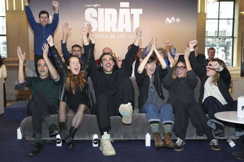 Óliver Laxe y su equipo después de conocer las DOS nominaciones a los Óscar 2026