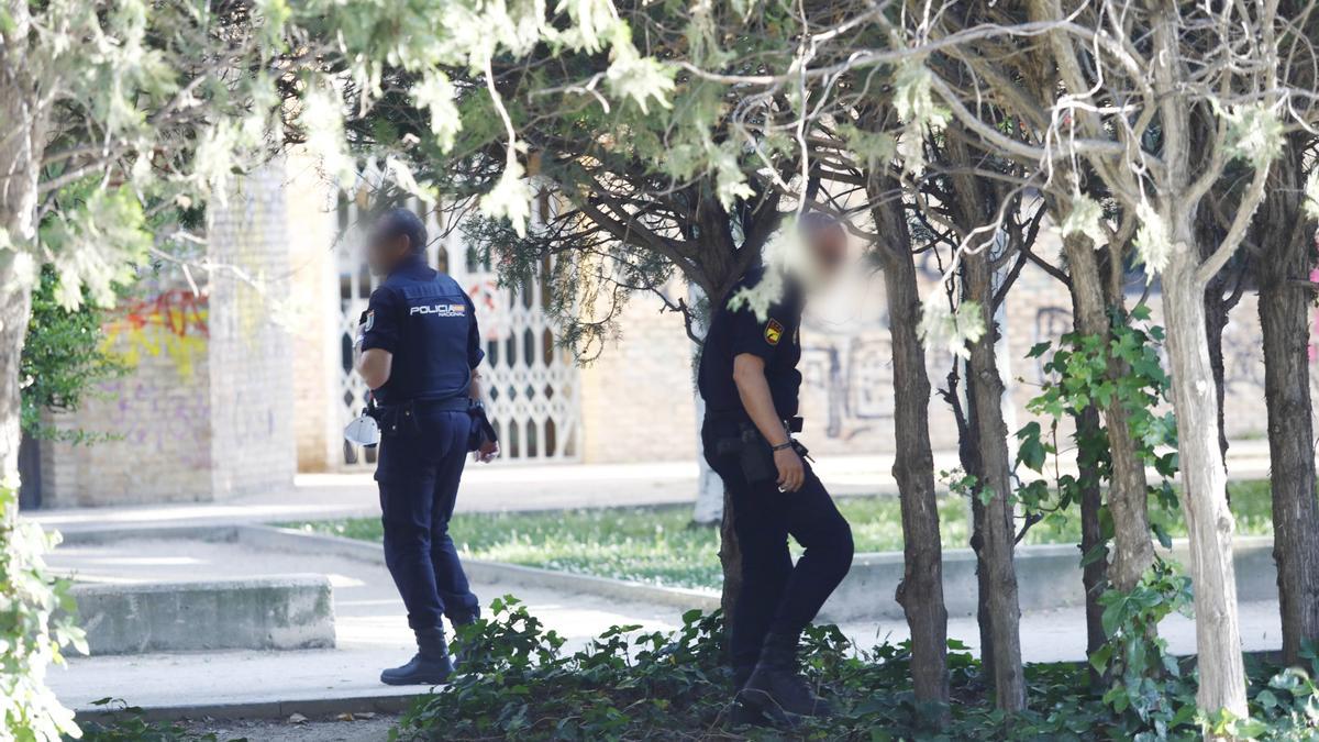 Agentes de la Policía Nacional buscaban, ayer, el machete empleado en el enfrentamiento en el parque Delicias.