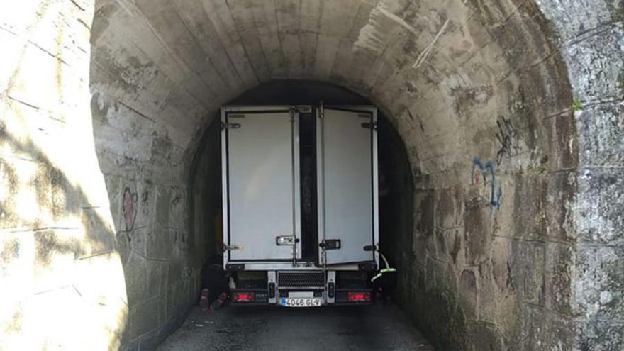 Un camión se queda atrapado en el túnel de Corzos, en Maside