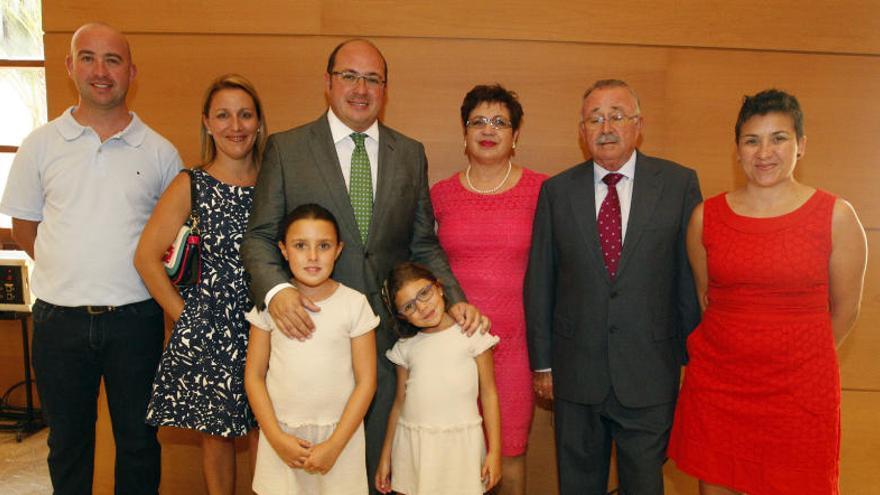 Con su familia, en julio de 2013, cuando juró su cargo de consejero de Educación