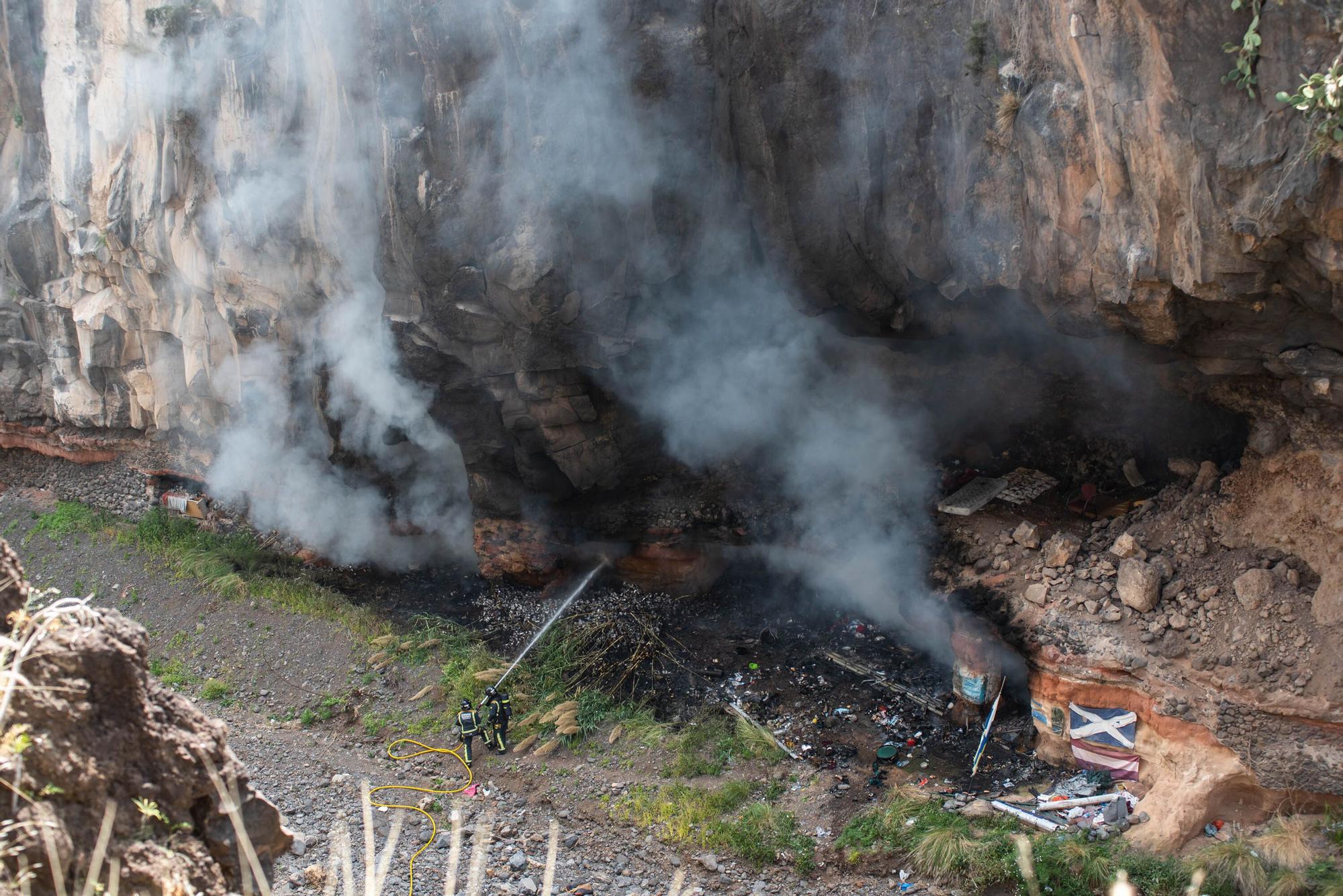 Incendio en una cueva de Barranco Santos