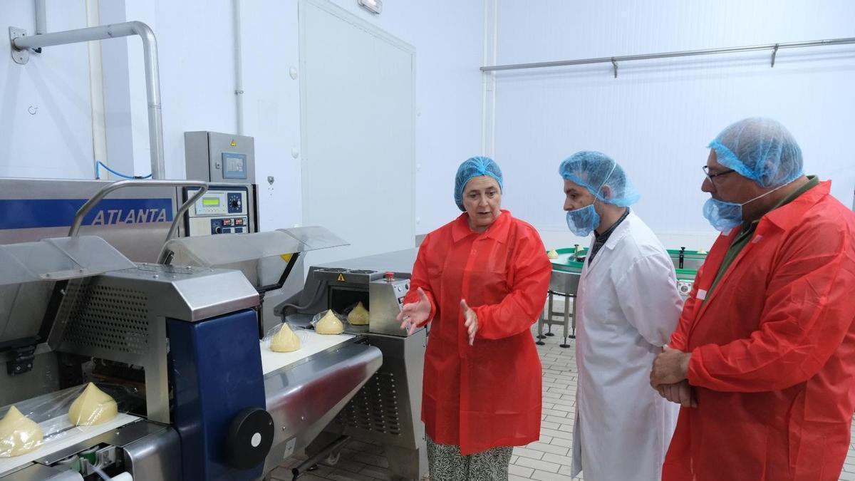 A delegada da Xunta, Belén do Campo (dereita), na súa visita a Lácteo Ferrado Verde