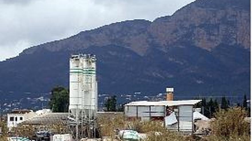 La planta de hormigón con el Montgó al fondo.