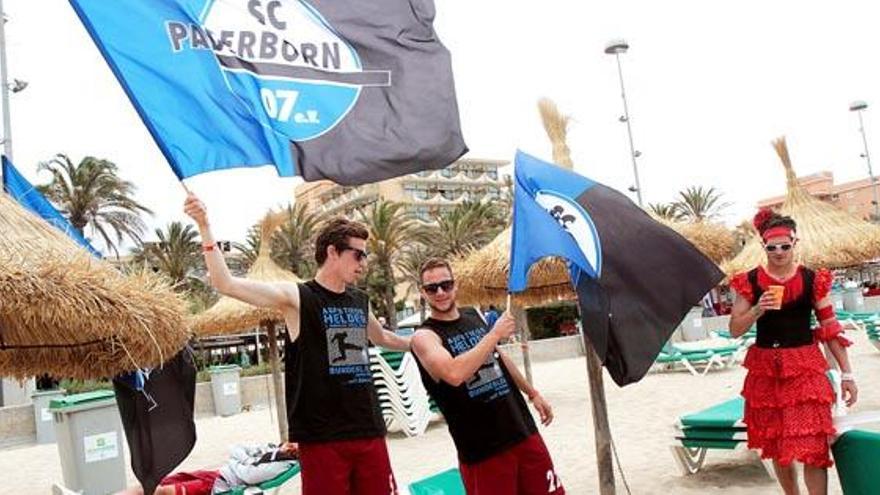 Patrick Ziegler (li.) und Michael Heinloth üben Fahnen schwenken