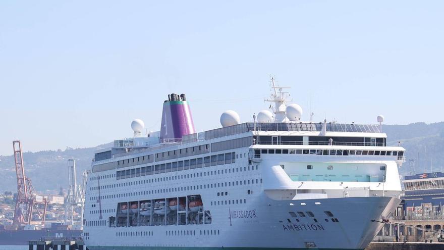 El «Ambition» se da un baño de sol en Vigo