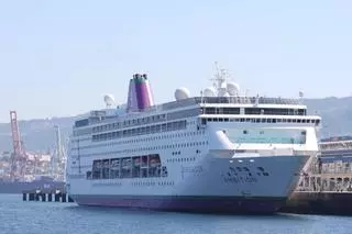 El «Ambition» se da un baño de sol en Vigo