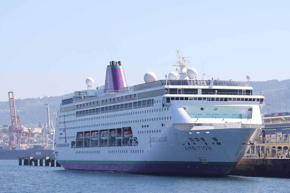 El crucero «Ambition», atracado esta mañana de domingo en Vigo.
