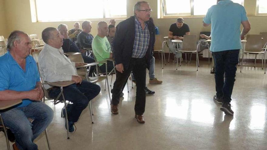 Los miembros de Teletaxi Vilagarcía y los técnicos durante la presentación de la &#039;app&#039; y wasap. // Noé Parga