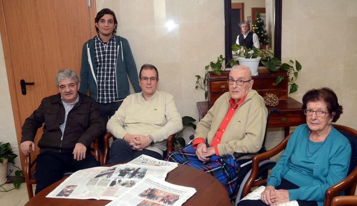Guillermo García de la Riega (segundo por la izquierda, sentado). Por la derecha, su tía y su padre, nietos de Celso García de la Riega.