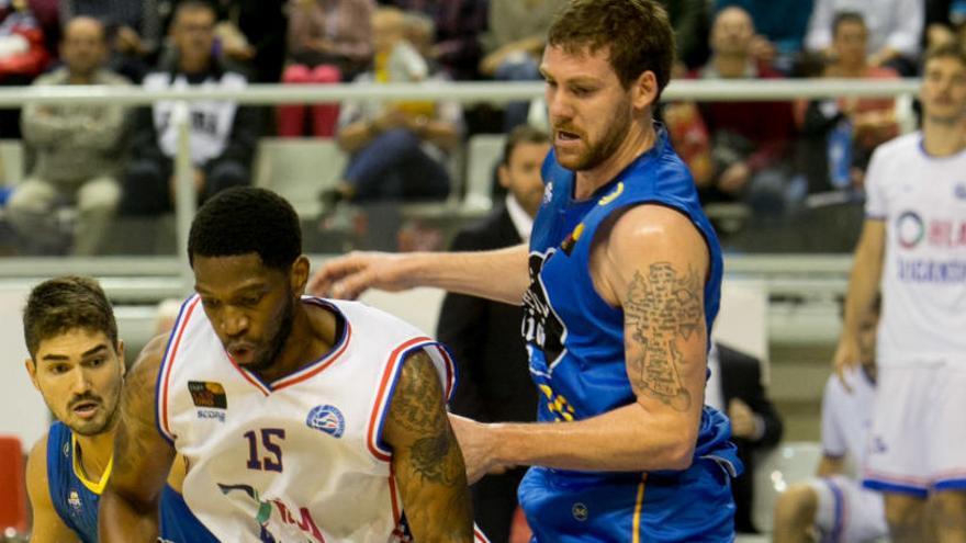 El HLA barre al  Ourense (85-58) con recital de Llompart