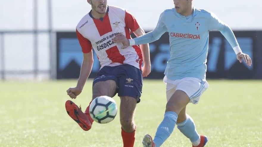 Un jugador del Alondras y otro del Celta luchan por controlar el balón. // Ricardo Grobas